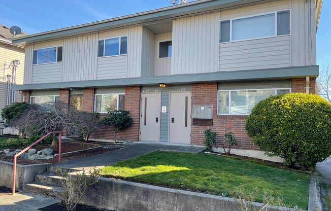 Bright & Large 4-Plex just north of Greenlake!