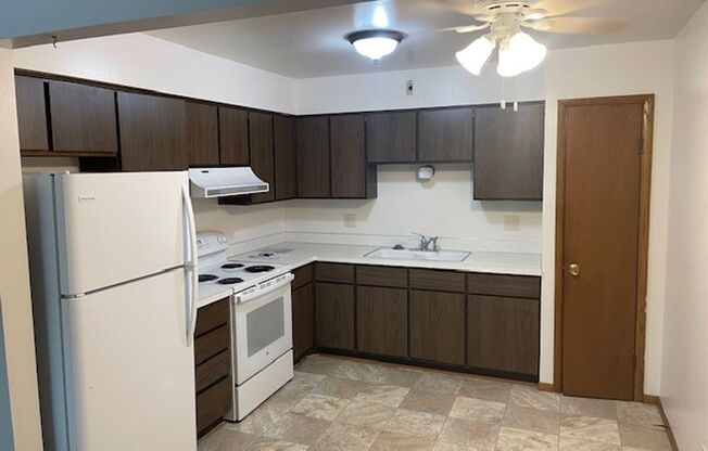 August Management presents the Colonial Apartments in New Holstein