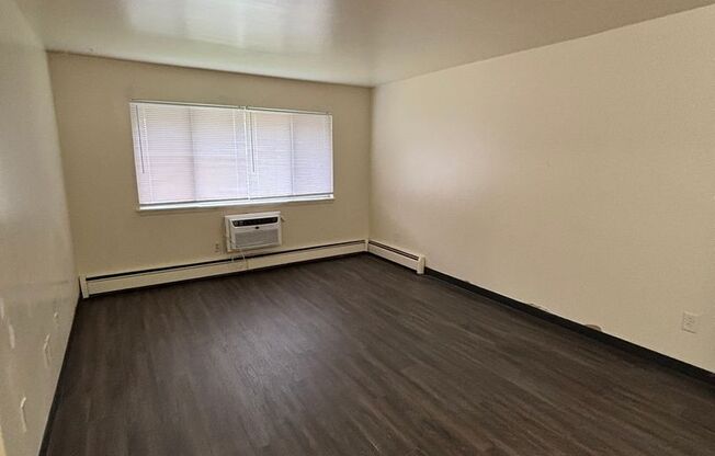 1 bed, 1 bath, 700 sqft, $899, Unit Lovers Lane-219