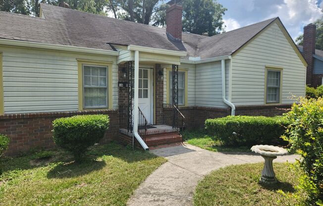 Charming 3-bedroom, 1.5-bathroom home located just a few blocks from Daffin Park