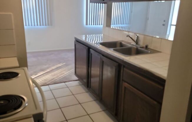 2 beds, 1 bath, $2,600