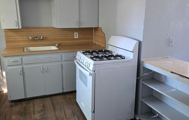 1 bed, 1 bath, $625, Unit Unit E