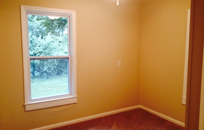 3 Bedroom 2 Bathroom JUST RENOVATED Lawncare Included/Granite Countertops