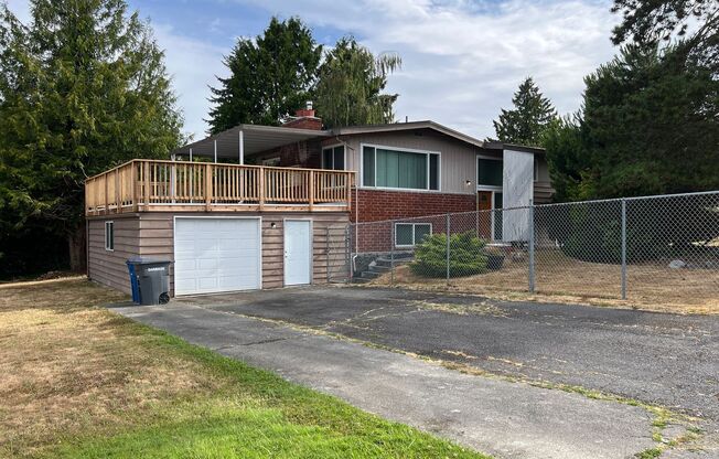 GREAT LOCATION MID-ENTRY ON CORNER LOT NEAR DES MOINES WATERFRONT