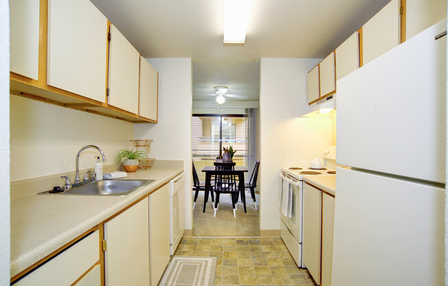 2 beds, 1 bath, 900 sqft, $1,925, Unit C-075