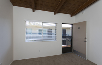 Charming Studio in Ocean Beach ~ Just 3 Blocks from the Beach