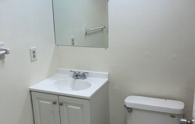 1/1 Efficiency apartment w/ LAKE VIEW and WATER/ELECTRIC INCLUDED! Furnishings available!