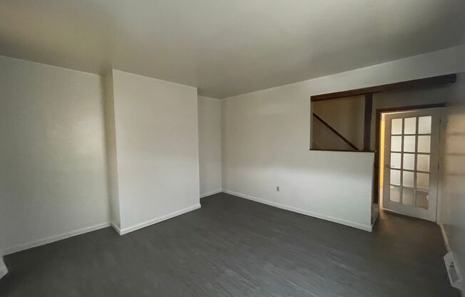 2 beds, 1 bath, $1,100, Unit 128 Railroad Street