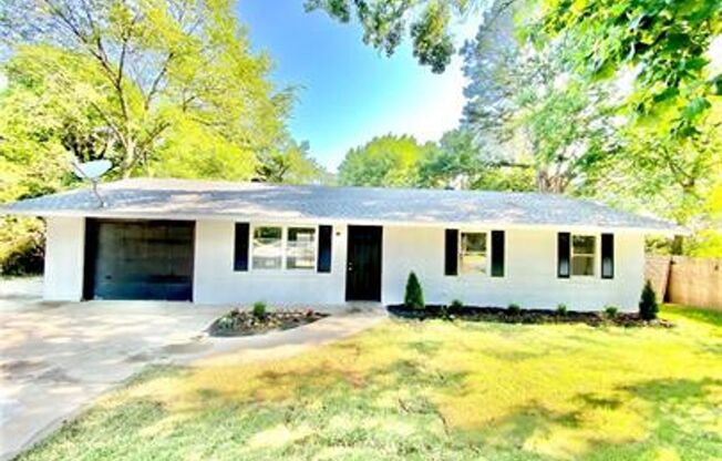 Come check out this wonderful 3 bed/ 1.5 bath home in the heart of Fayetteville!