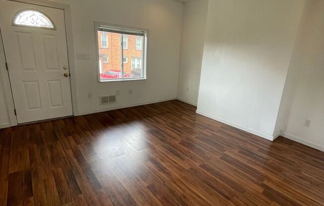 2 beds, 1 bath, $1,500, Unit 426 Greenfield Avenue - Detached