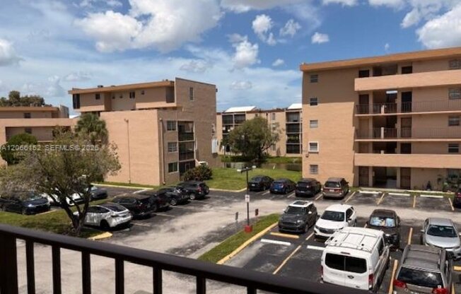 8893 FONTAINEBLEAU BLVD