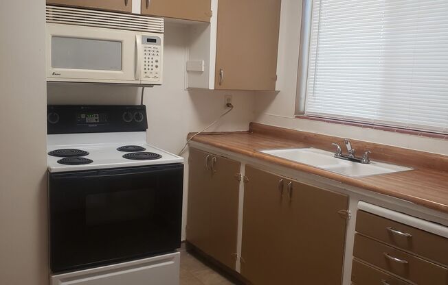 2 bedroom 1 bath duplex Available June 20th Spokane Valley