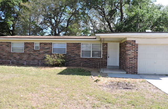 Great 3 bedroom/1.5 bath in Orange Park!