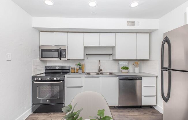 2 beds, 1 bath, 800 sqft, $1,549, Unit 112