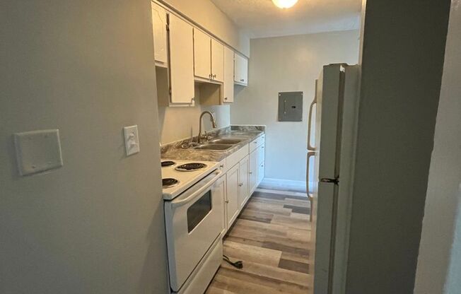 2 beds, 1 bath, $1,040, Unit 102