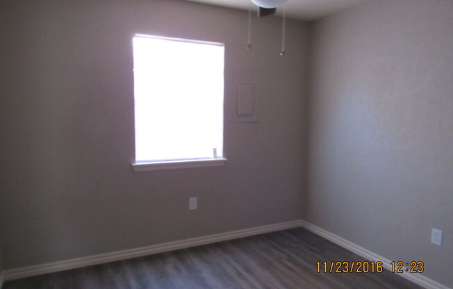 3 beds, 1 bath, 700 sqft, $725, Unit B