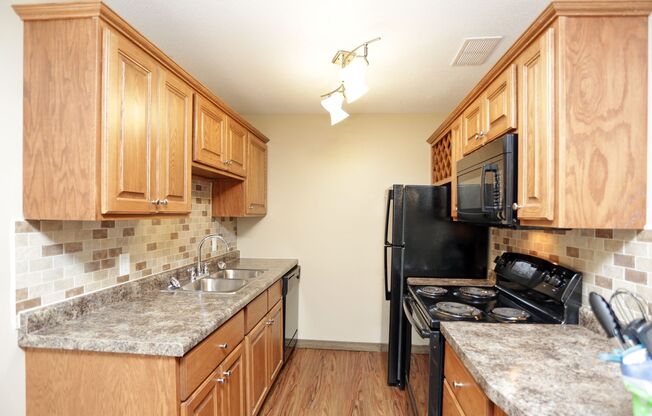 2 beds, 1 bath, 820 sqft, $985, Unit 4400 Wyndsor Terrace Building 5 #16