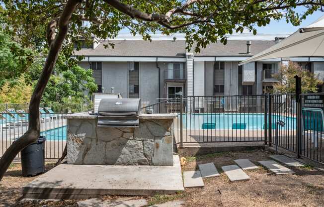 our apartments have a swimming pool and a picnic table in front of our building