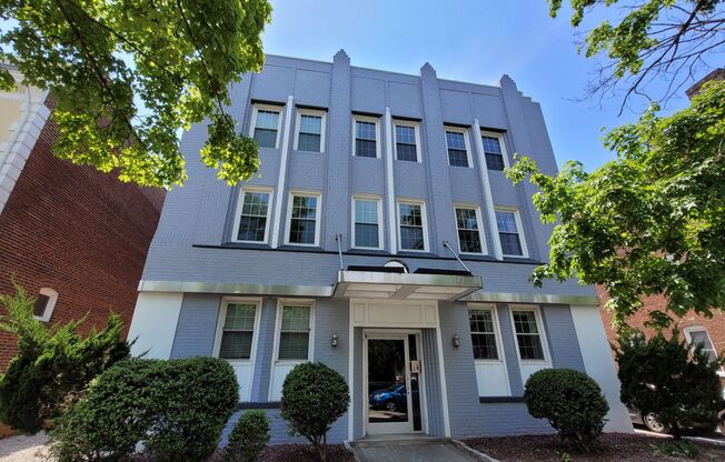 MODERN 1 BED 1 BATH CONDO IN THE FAN!!!!