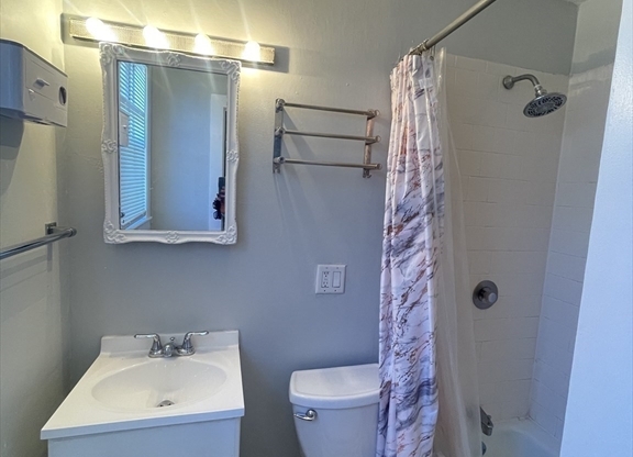 3 beds, 1 bath, $2,650, Unit 6