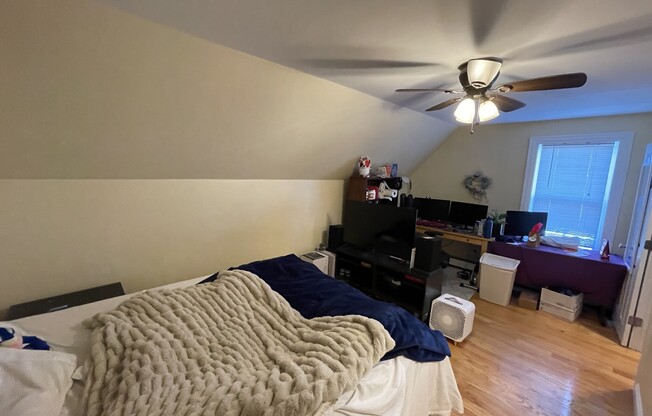 2 beds, 1 bath, $3,700, Unit 3