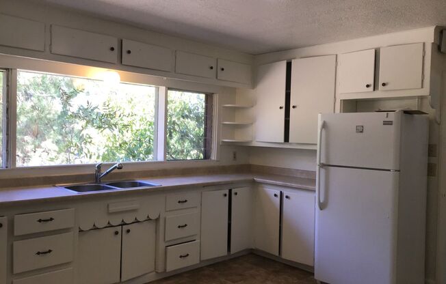 2 beds, 1 bath, 968 sqft, $2,100, Unit Unit FRONT