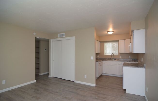 2 Bedroom 1 Bath Apartment! Close to the UofA and Downtown!