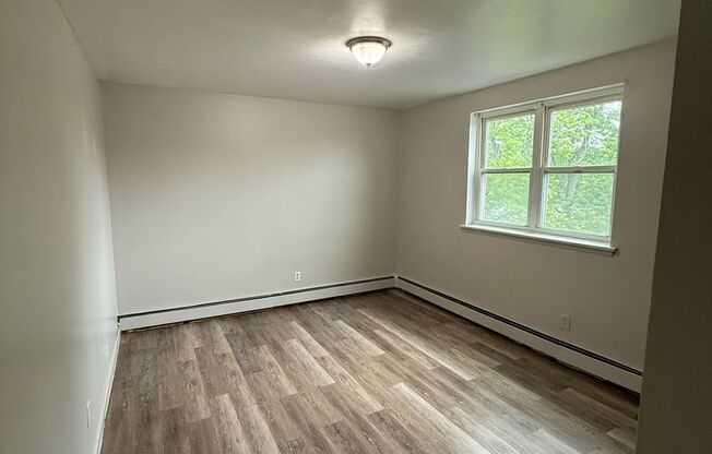 2 beds, 1 bath, 800 sqft, $1,300, Unit 423