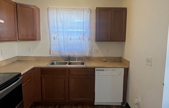 2 beds, 1 bath, $900, Unit 645 N Gordon