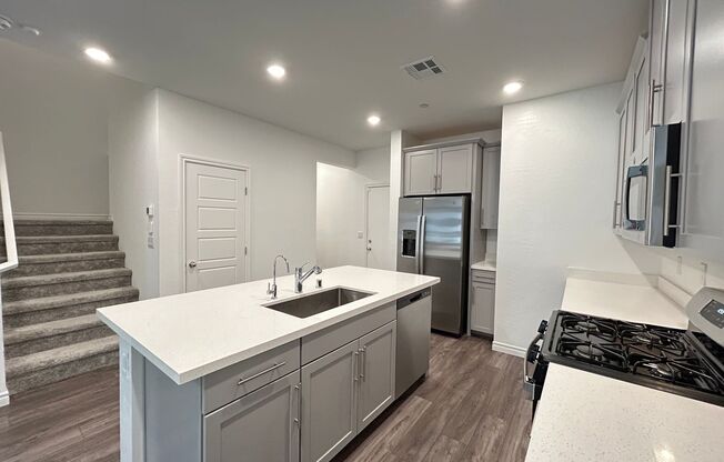 3 beds, 2.5 baths, $2,595, Unit # 1070