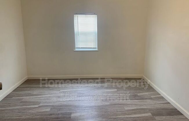 3 beds, 1 bath, 1,236 sqft, $995