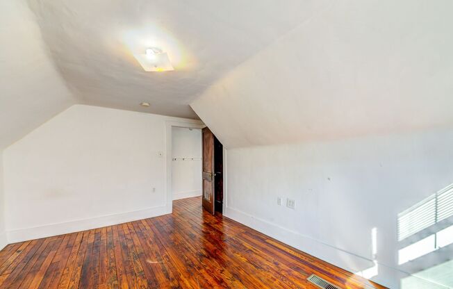 3 beds, 1 bath, $1,500, Unit Apt 2 (top)