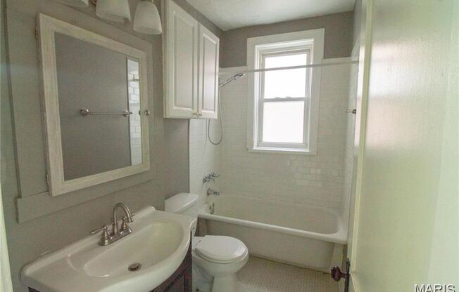1 bed, 1 bath, 800 sqft, $850, Unit Tholozan 3927 2W