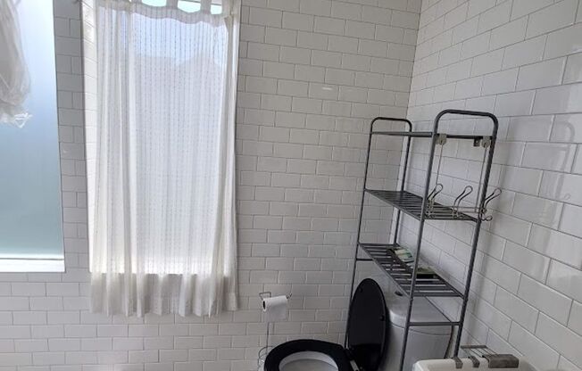 Studio, 1 bath, 375 sqft, $1,175, Unit ADU