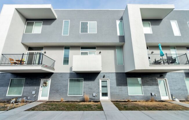 Beautiful 4 Bed - 3 Bath Townhome in Great Clearfield Location! Available NOW!