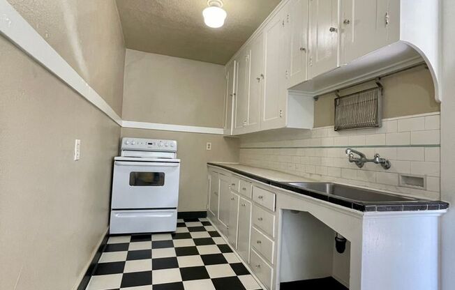 Don't Pass Up This Buckman Gem~ Quick Access to Big City Amenities~ Onsite Laundry~ Fur Babies Welcome!