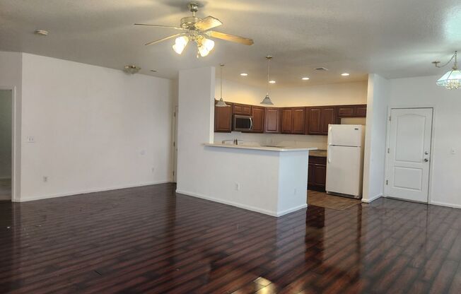 Spacious 3 beds/2 baths w/2 car garage