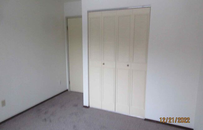 2 beds, 1 bath, $1,075, Unit 15623 - 09