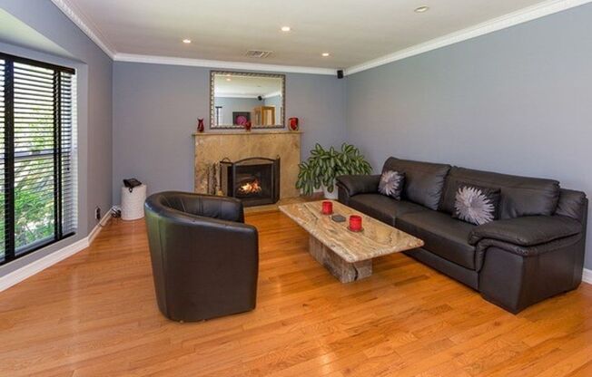 PRIVATE HOUSE.. POOL. 3 Bedroom + 2 Bath. In UNIT WASHER / DRYER