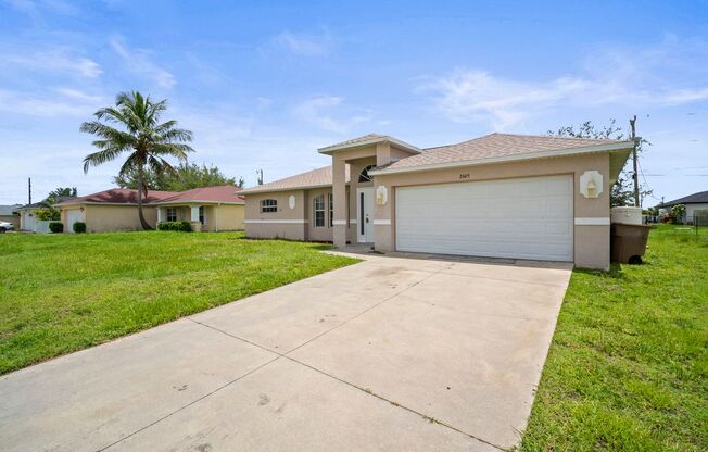 Beautiful three bedrooms and two full bathrooms home in Cape coral
