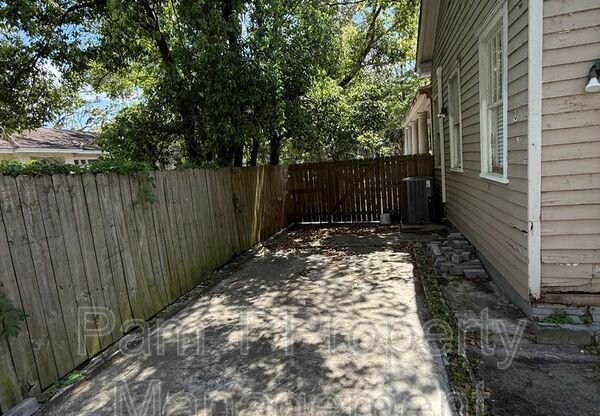 1112 E VICTORY DR