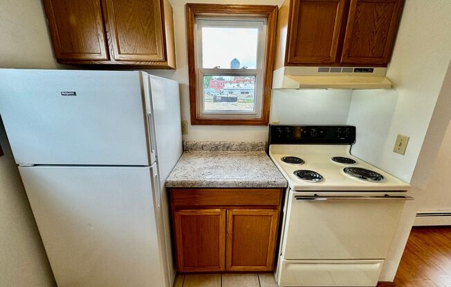 2 beds, 1 bath, $1,245, Unit 4