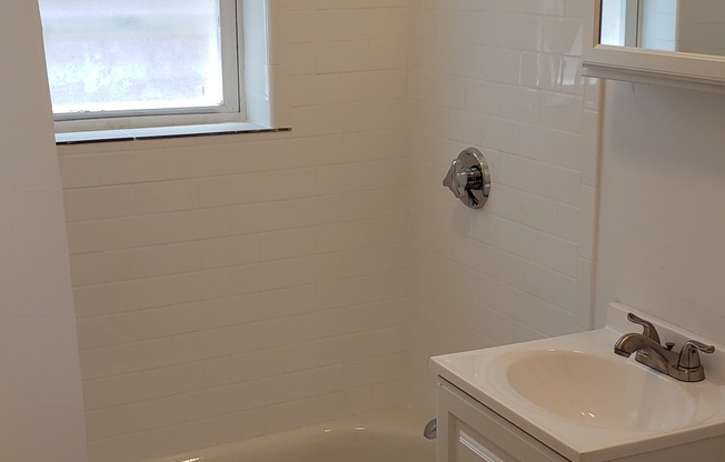 2 beds, 1 bath, $3,000, Unit 27