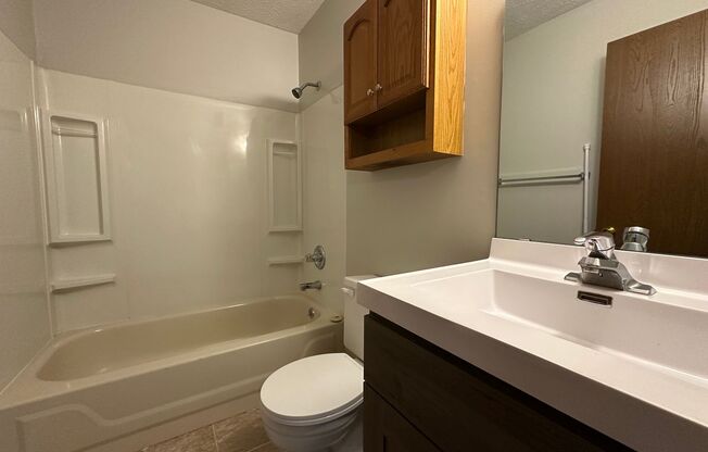 2 beds, 1 bath, $950, Unit 3