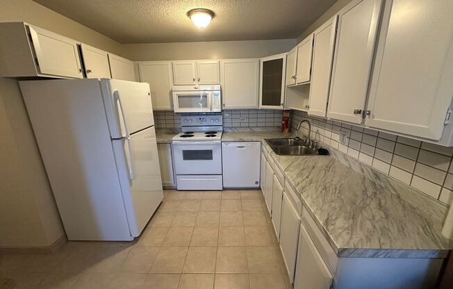 2 beds, 2 baths, $2,100, Unit Unit #5C