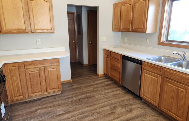 2 beds, 1.5 baths, 1,300 sqft, $1,395, Unit 827