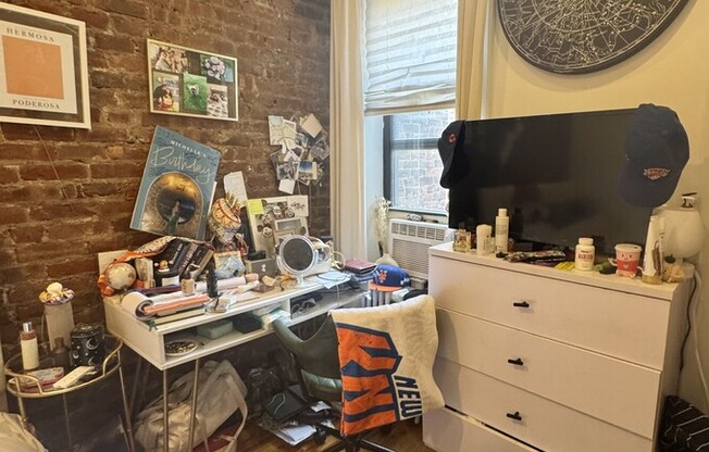 2 beds, 1 bath, $4,150, Unit 27