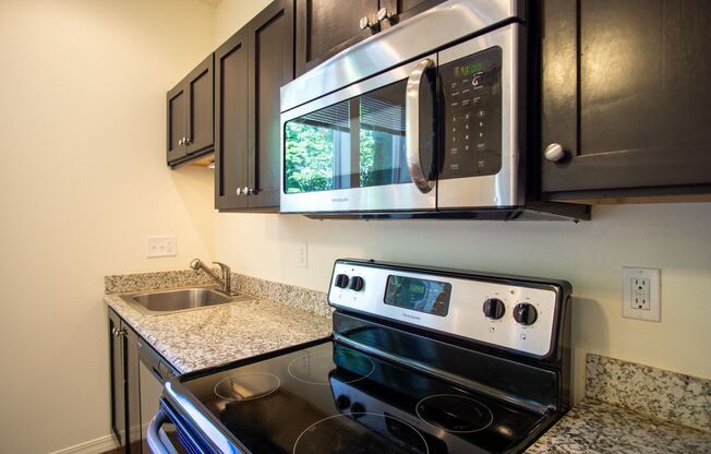 Sellwood 1Bdr Townhouse w/ W/D, DW, & Balcony!
