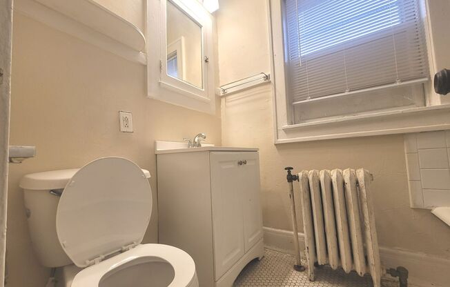 1 bed, 1 bath, $1,025, Unit 18