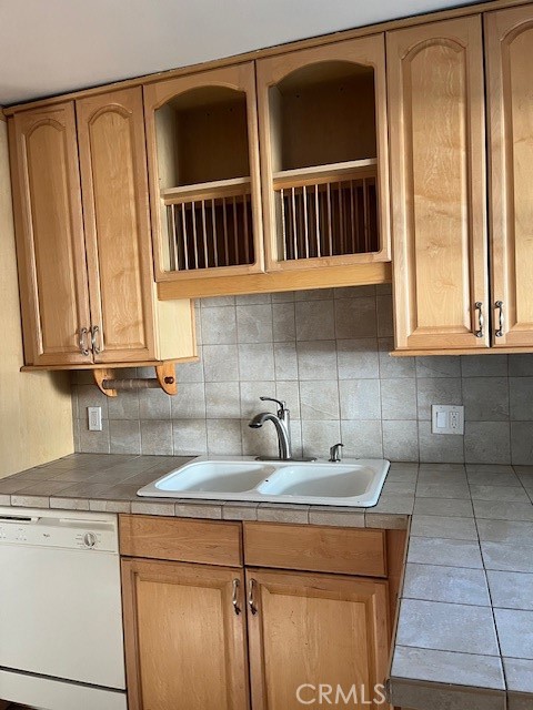 2 beds, 1 bath, 981 sqft, $3,600